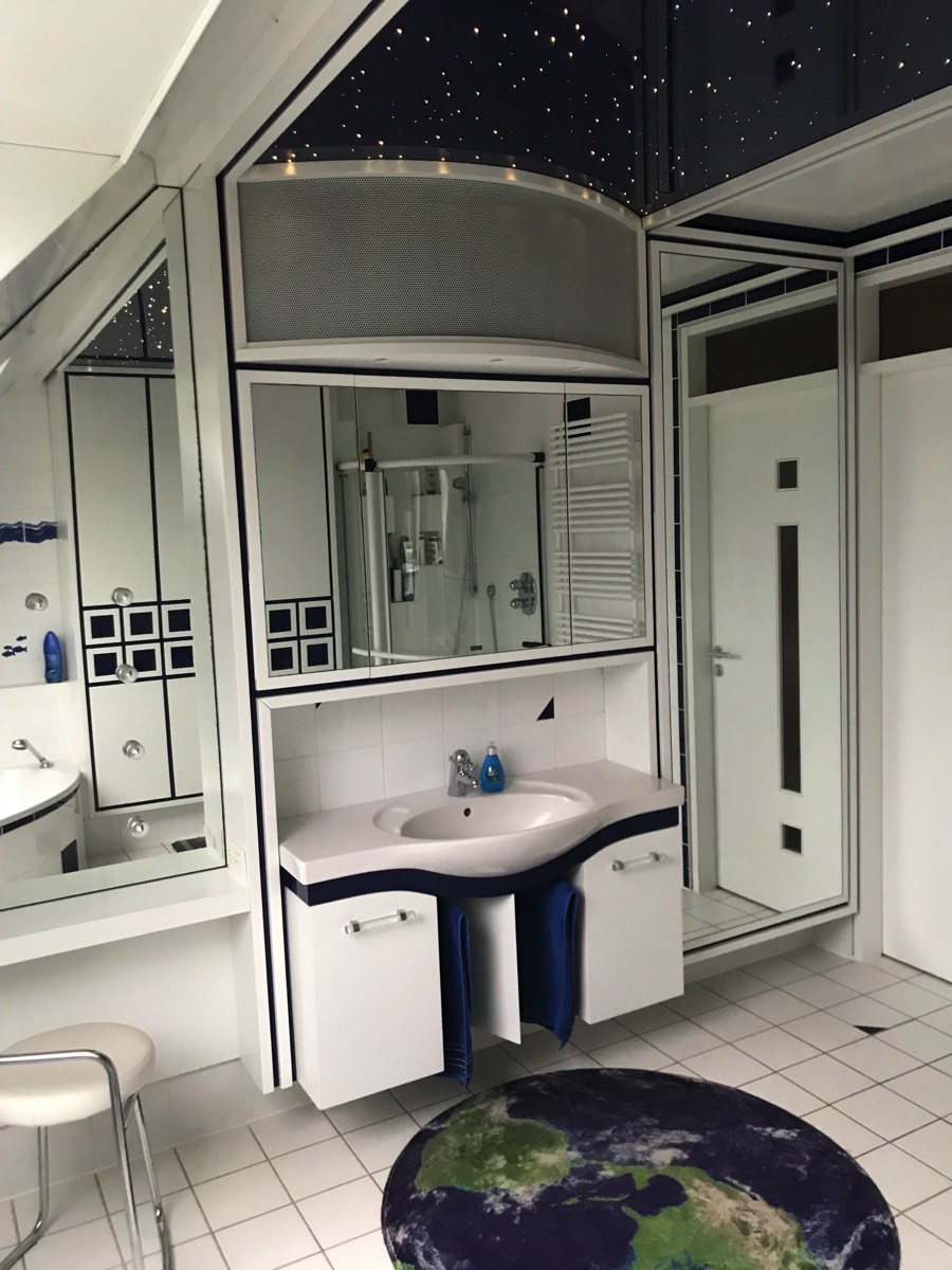 Badeinrichtung mit Schminktisch und Sternenhimmel.
