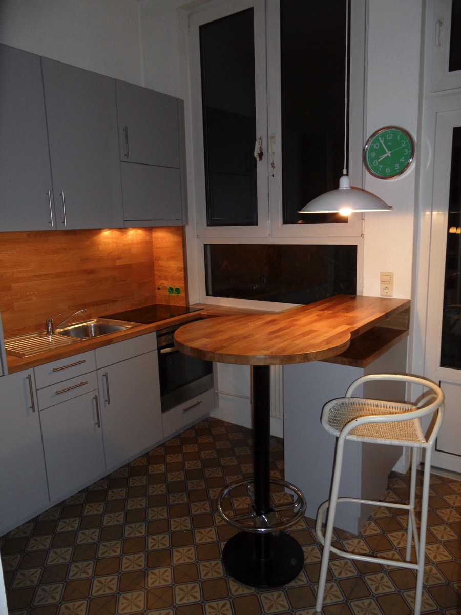 Küche mit Stehtisch aus Eichen-Leimholz