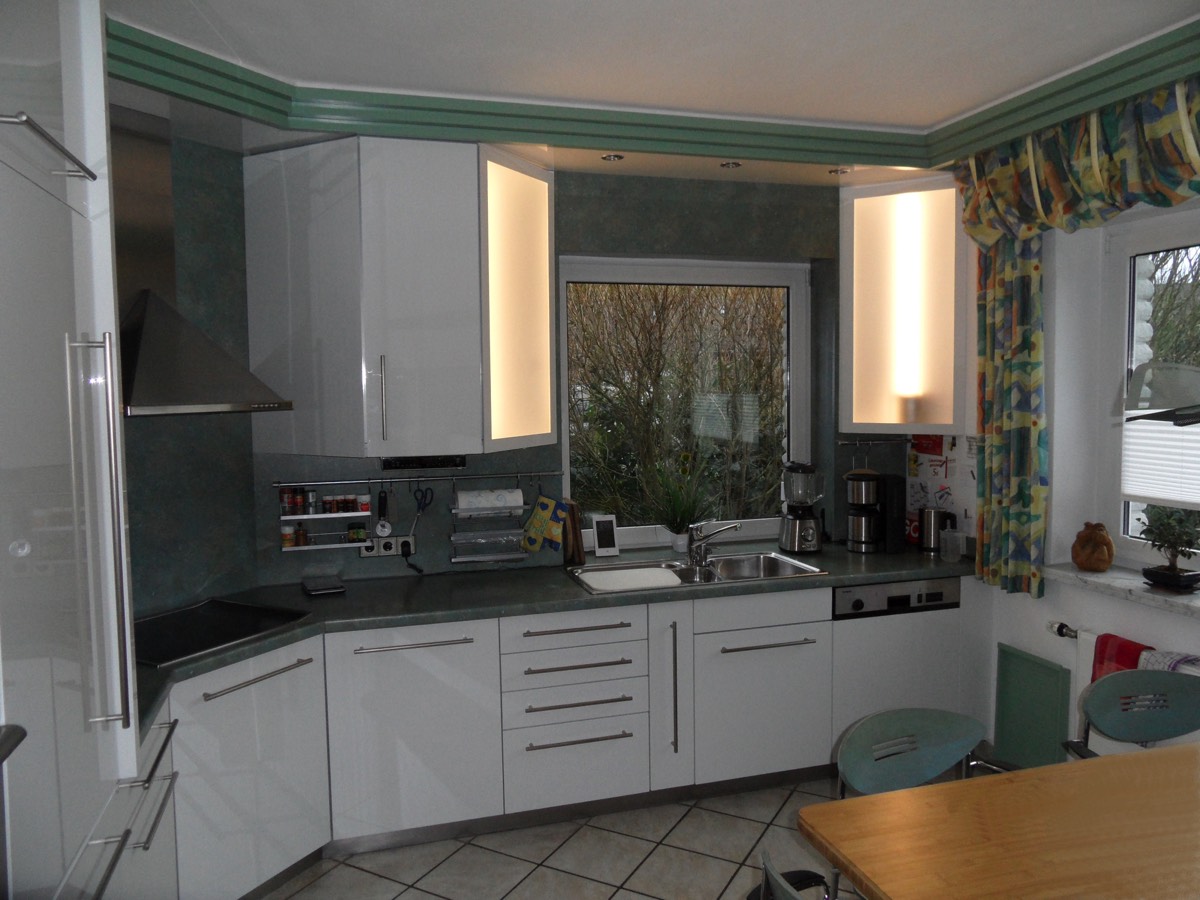 Küche mit weiß Hochglanz Fronten