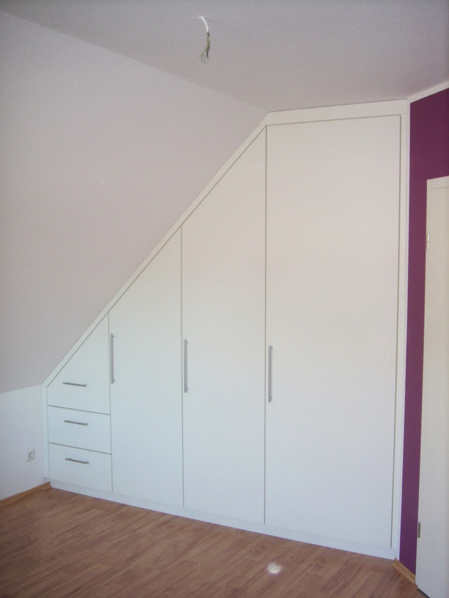 Kleiderschrank in der Dachschräge (geschlossen)