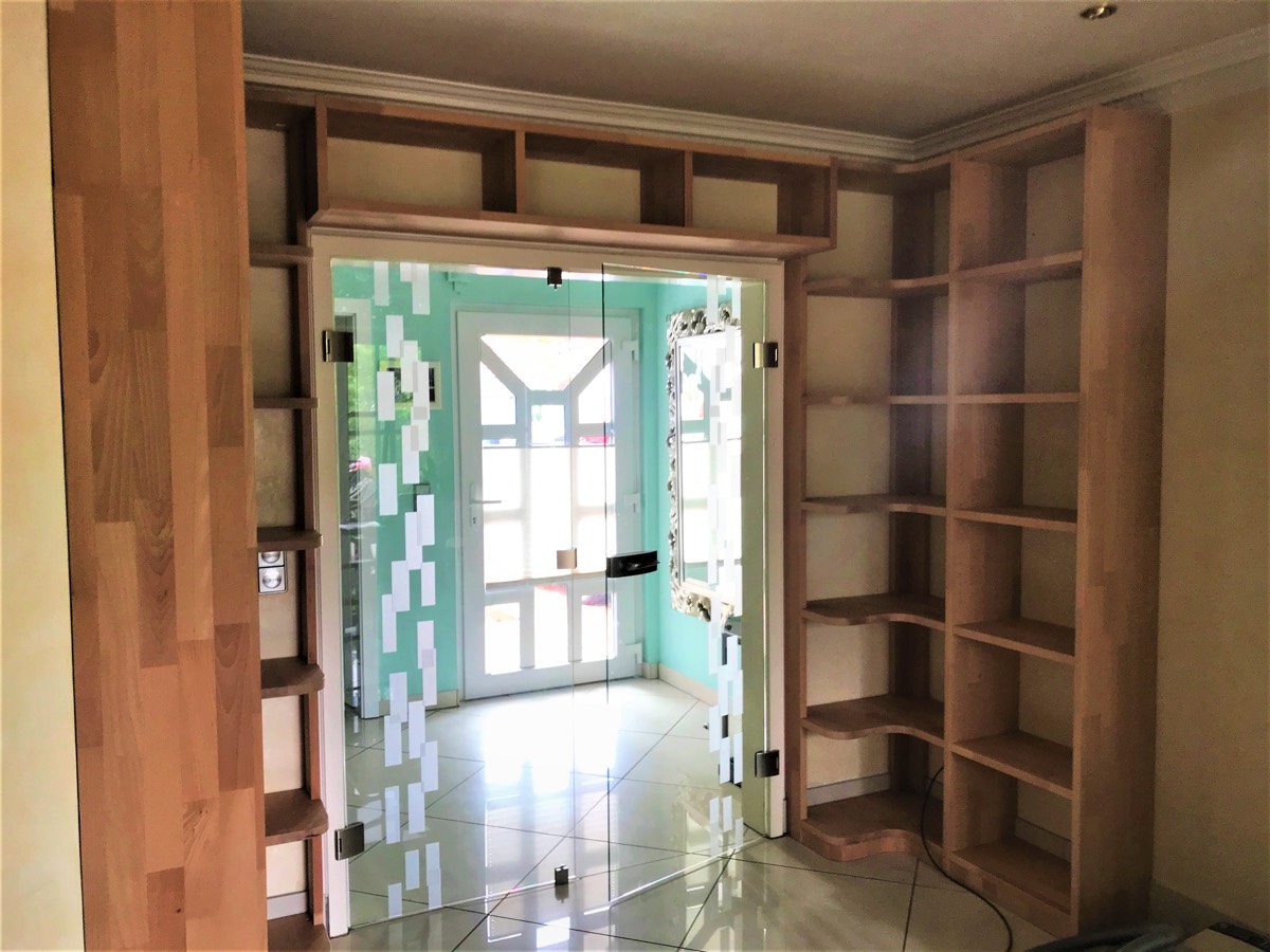 Regalwand aus Buchenleimholz