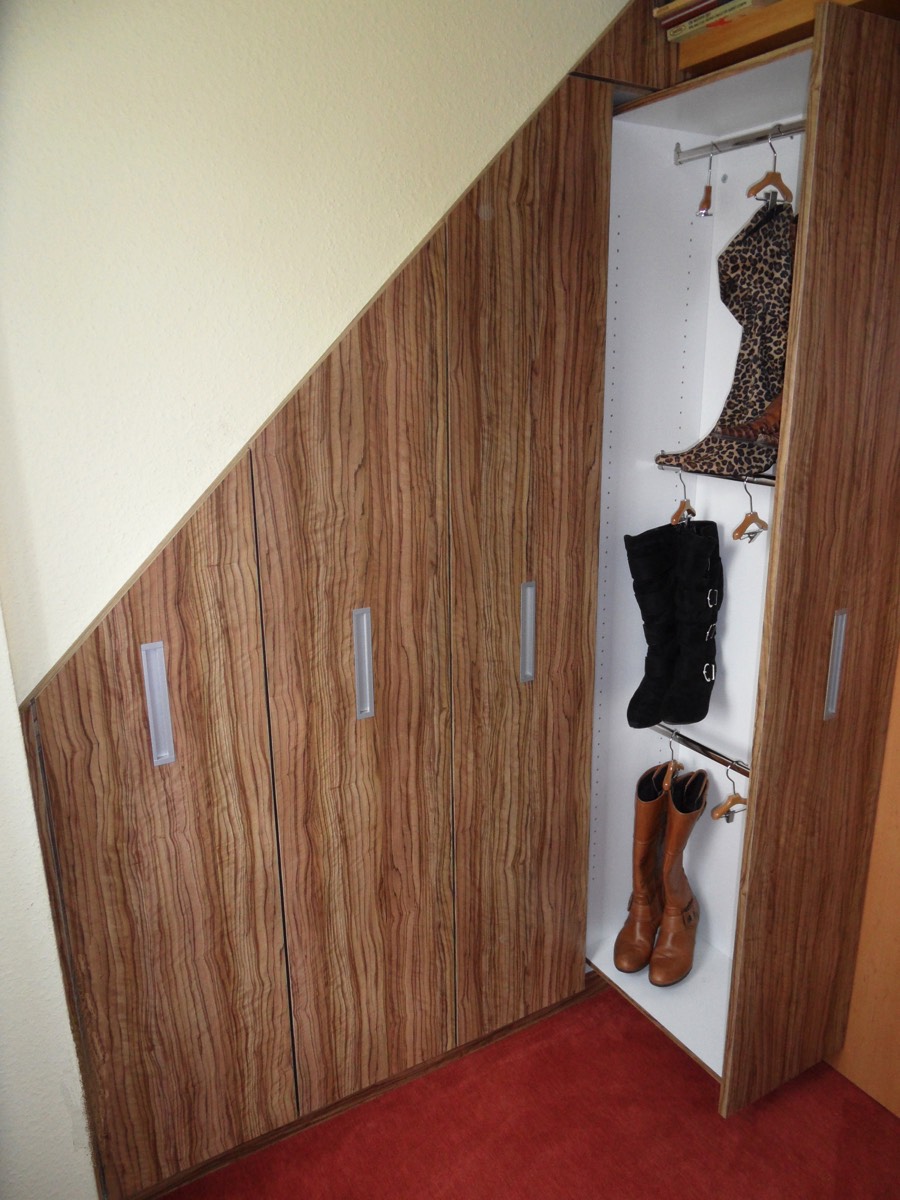Schuhschrank in der Dachschräge.