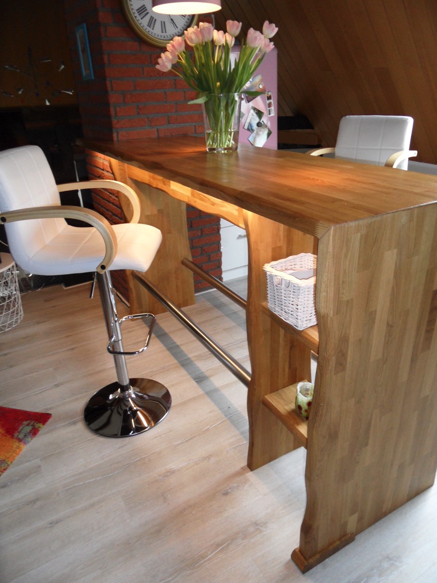 Tresen aus Eichen-Leimholz mit Besteckauszüge.